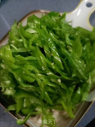 肉丝炒薄皮椒的做法步骤：2