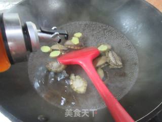 大蒜炒鲍鱼的做法步骤：4