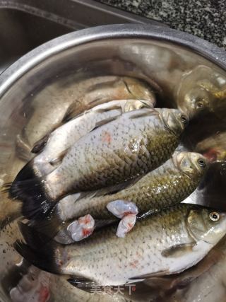 干烧鲫鱼的做法步骤：1