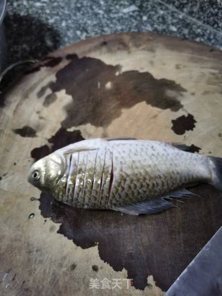 干烧鲫鱼的做法步骤：2