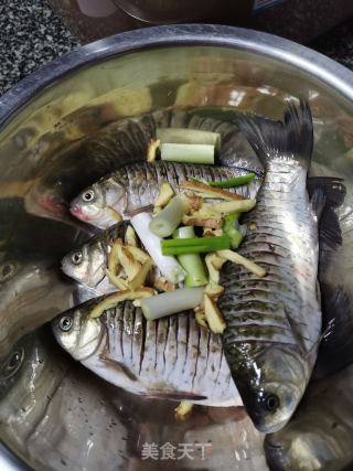 干烧鲫鱼的做法步骤：4