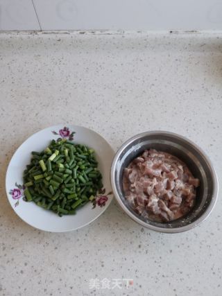 蒜苔炒肉的做法步骤：2