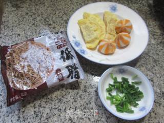 蛋饺鱼籽包荞麦面的做法步骤：1