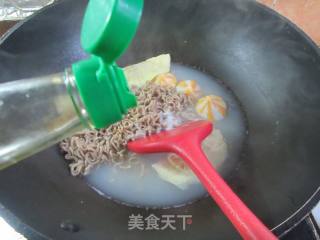 蛋饺鱼籽包荞麦面的做法步骤：4