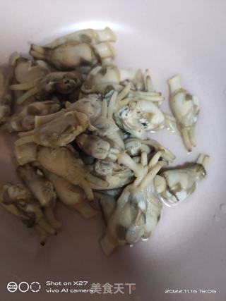 蛏子炒白菜梗的做法步骤：1