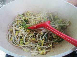 椒肉丝炒黄豆芽的做法步骤：7