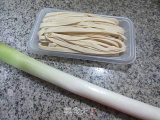 大葱炒千张条的做法步骤：1