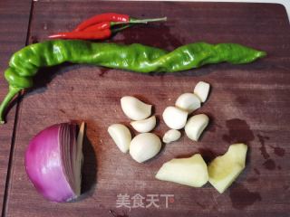 辣椒炒肥肠的做法步骤：1