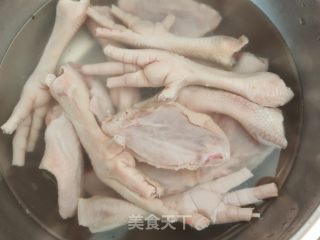 胡萝卜土豆烧鸡翅的做法步骤：1