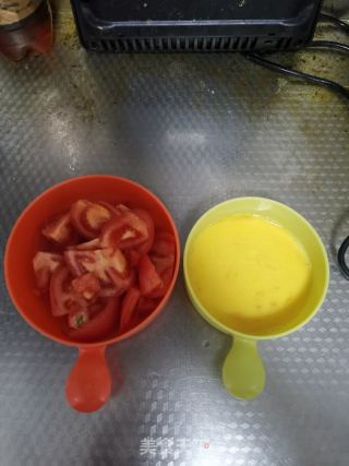 西红柿炒鸡蛋的做法步骤：2