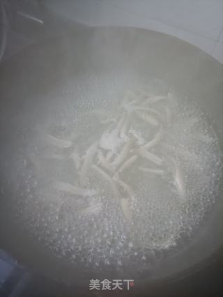 乌鸡蛋海参炒鹿茸菇的做法步骤：2