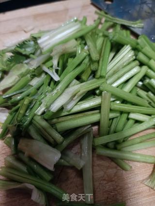 香菜胡萝卜炒肚丝的做法步骤：2