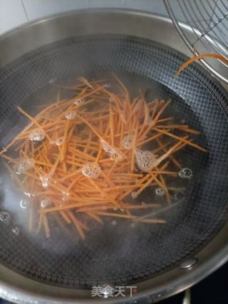香菜胡萝卜炒肚丝的做法步骤：6