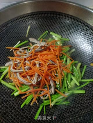 香菜胡萝卜炒肚丝的做法步骤：15
