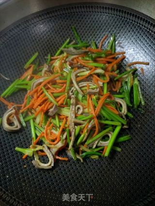 香菜胡萝卜炒肚丝的做法步骤：17