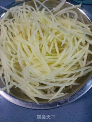 薄皮椒炒土豆丝的做法步骤：1