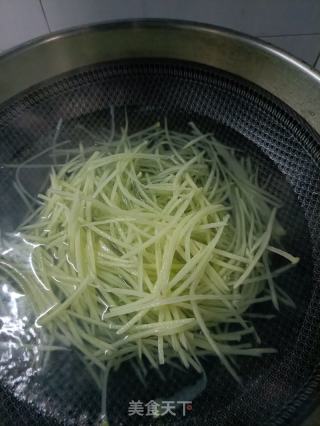 薄皮椒炒土豆丝的做法步骤：2