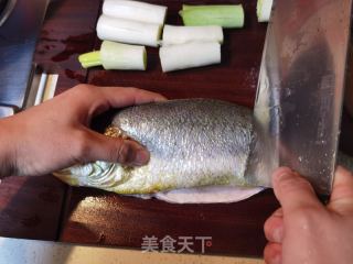 葱烧黄鱼的做法步骤：7