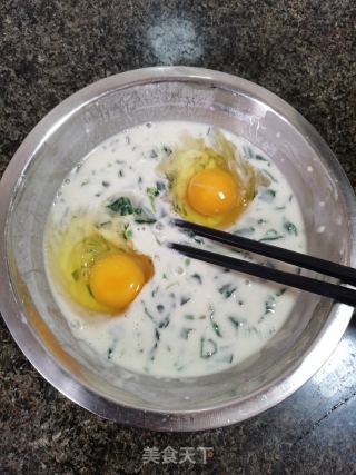菠菜鸡蛋饼的做法步骤：2