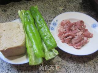 肉片青椒炒烤麸的做法步骤：1