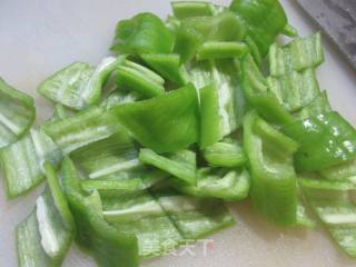肉片青椒炒烤麸的做法步骤：3