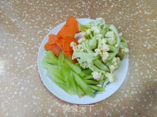 凉拌莴笋花菜胡萝卜的做法步骤：1