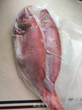 红烧大眼鸡的做法步骤：1