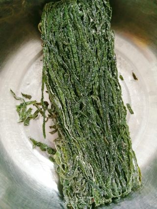 蒜泥海带丝的做法步骤：1