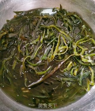 蒜泥海带丝的做法步骤：2