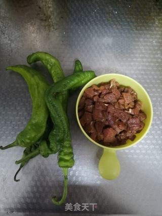 辣椒炒肉的做法步骤：1