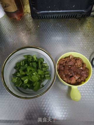 辣椒炒肉的做法步骤：2