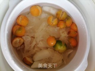 金桔银耳雪梨汤的做法步骤：1