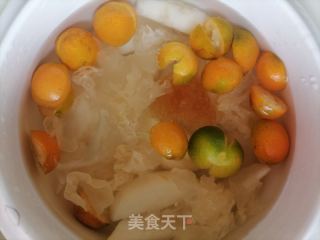 金桔银耳雪梨汤的做法步骤：2