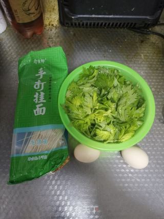 芹菜叶香油鸡蛋面的做法步骤：1