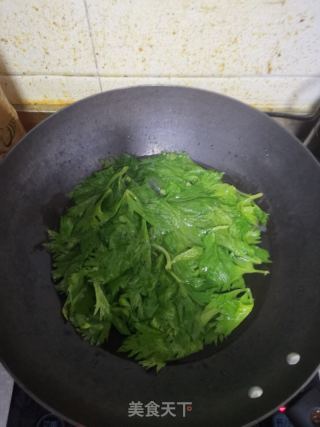 芹菜叶香油鸡蛋面的做法步骤：2