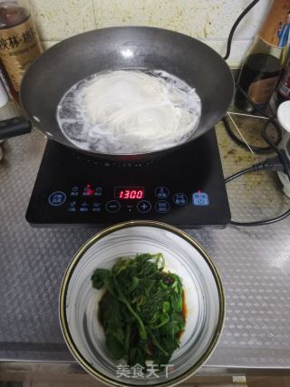 芹菜叶香油鸡蛋面的做法步骤：3
