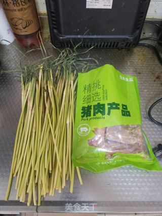 蒜苔炒肉的做法步骤：1