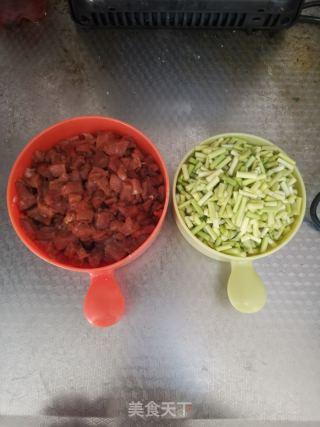 蒜苔炒肉的做法步骤：2