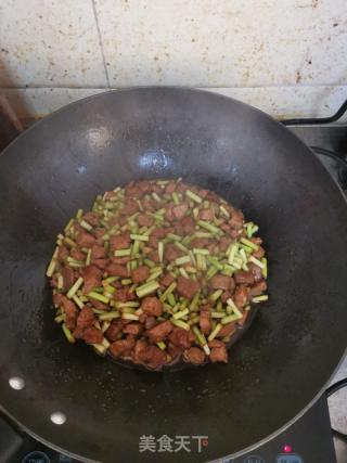 蒜苔炒肉的做法步骤：4
