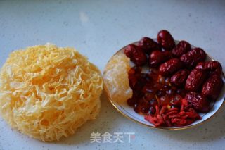 桃胶银耳羹的做法步骤：1