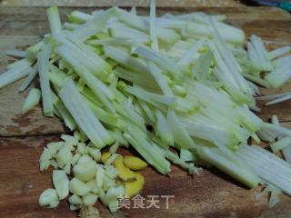 虾仁炒苤蓝的做法步骤：2