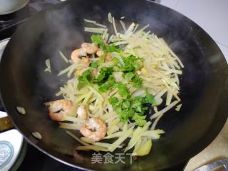 虾仁炒苤蓝的做法步骤：7