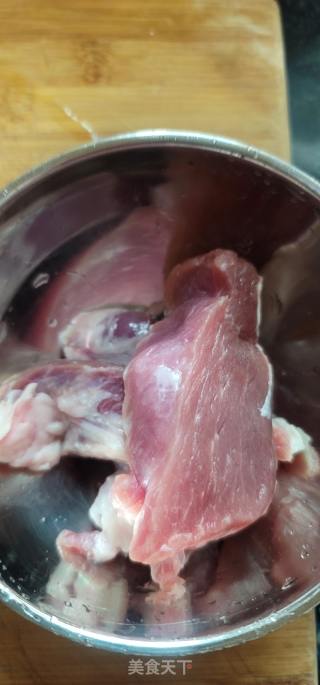 瘦肉炒西芹黑木耳的做法步骤：1