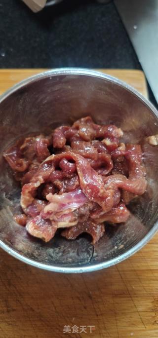 瘦肉炒西芹黑木耳的做法步骤：2