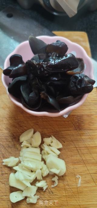 瘦肉炒西芹黑木耳的做法步骤：4