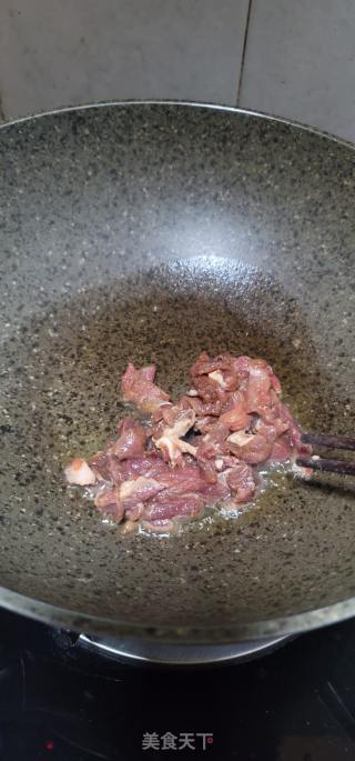 瘦肉炒西芹黑木耳的做法步骤：5