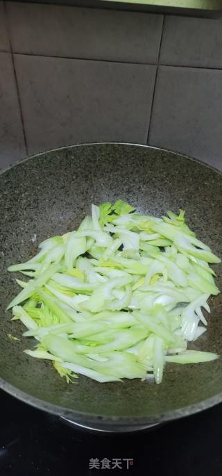 瘦肉炒西芹黑木耳的做法步骤：9