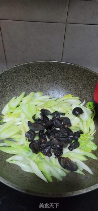 瘦肉炒西芹黑木耳的做法步骤：10