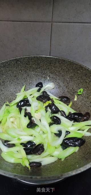瘦肉炒西芹黑木耳的做法步骤：11