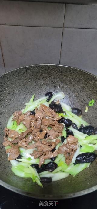 瘦肉炒西芹黑木耳的做法步骤：12